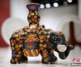 中西合璧流金溢彩 香港展出本地彩瓷精品 