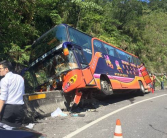 台湾一游览车失控撞向山壁 车上20余人伤情不明